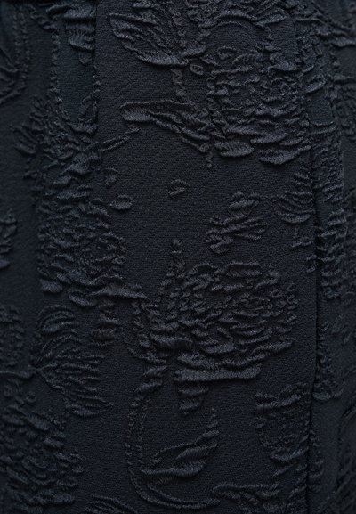 Material textil negru cu un model floral în relief, având o suprafață texturată și detalii complexe cu frunze și petale peste tot.