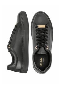 Czarne skórzane sneakersy o teksturowanym wykończeniu, okrągłym czubku, czarnych sznurówkach i złotym akcentem na języku, z płaską gumową podeszwą.