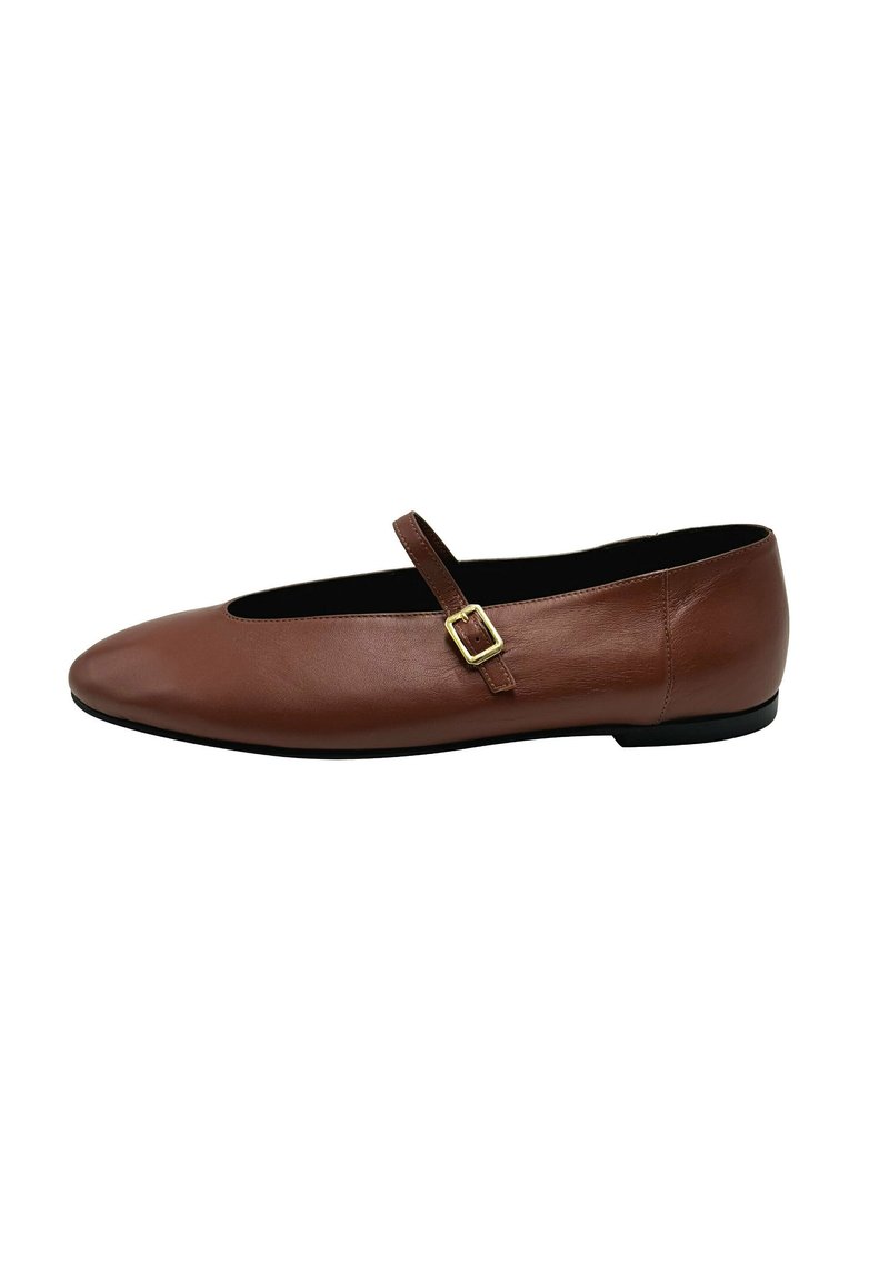 Ballet flat in pelle marrone con punta arrotondata, fascia elastica e piccolo dettaglio a fibbia dorata. Suola piatta e texture liscia.