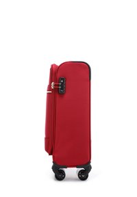 Valigia rigida rossa con superficie testurizzata, zip laterale, lucchetto combinato integrato e quattro ruote inline per una facile mobilità.