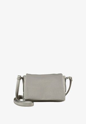 Pilkos odos per petį nešiojama kuprinė su tekstūruota paviršiumi, stačiakampio formos, reguliuojamu dirželiu ir užsegimu su sklende.