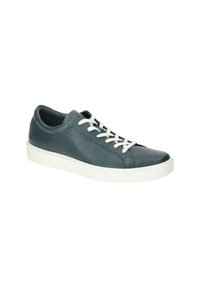 Sneaker in pelle blu scuro con lacci bianchi e superficie strutturata. Presenta una suola in gomma bianca e una punta arrotondata.