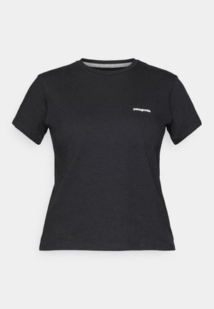 Crna pamučna majica s okruglim izrezom i kratkim rukavima. Ima bijeli "Patagonia" logo na lijevoj strani prsa.