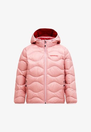 Różowa pikowana kurtka z kapturem, z przednim zamkiem błyskawicznym i bocznymi kieszeniami, czerwona podszewka oraz logo "Peak Performance" na piersi.
