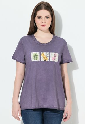 Paarse katoenen t-shirt met een ronde hals en korte mouwen. Centraal grafisch ontwerp met drie vierkante patches met bloem- en dierenmotieven.