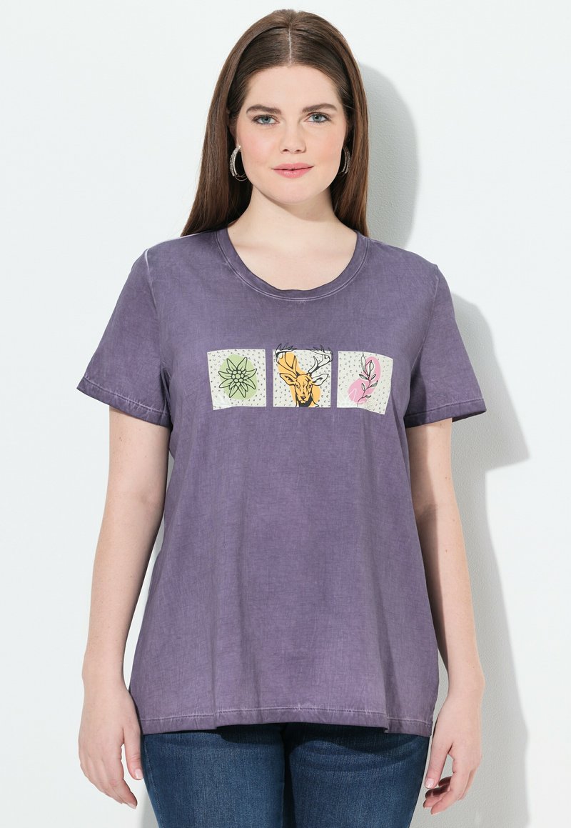 Camiseta de algodón morada con cuello redondo y mangas cortas. Gráfico central con tres parches cuadrados que muestran diseños florales y de animales.