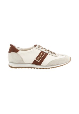 Flacher weißer Sneaker mit beigen Wildleder-Akzenten, braunem Ledestreifen und Fersenlasche, Schnürverschluss und profilloser Gummisohle.