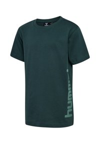 Mørkegrøn kortærmet T-shirt i bomuld med rund hals, prydet med et stort, lysere grønt logo på venstre side. Glat tekstur.