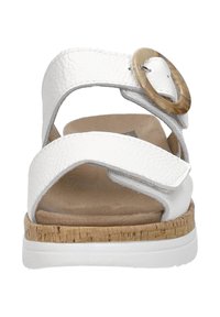 Witte leren sandaal met textuur straps, ronde houten gesp, kurken tussenzool en witte zool. Open ontwerp geschikt voor casual draag.