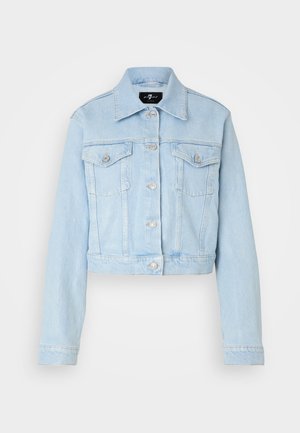 Lichtblauwe denimjasje met een cropped ontwerp, knoopsluiting, twee borstzakken en subtiele stikdetails. Klassieke kraag en lange mouwen.