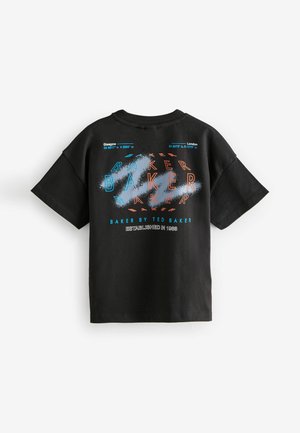 Schwarzes T-Shirt aus Baumwolle mit kurzen Ärmeln. Mit buntem Grafikschriftzug "BAKER" und Standortkoordinaten, mittig auf der Vorderseite gestaltet.
