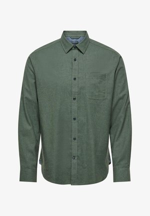 Zielona koszula z długim rękawem z fakturowanej tkaniny, z zapięciem na guziki z przodu, jedną kieszenią na piersi i ciemnymi guzikami.