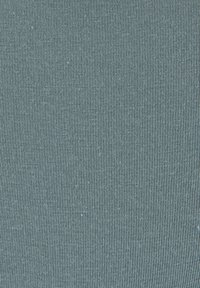 Adīta auduma vidēji zila krāsā, ar smalku ribotu tekstūru un vertikālām līnijām. Nav redzamu rakstu vai papildu rotājumu.