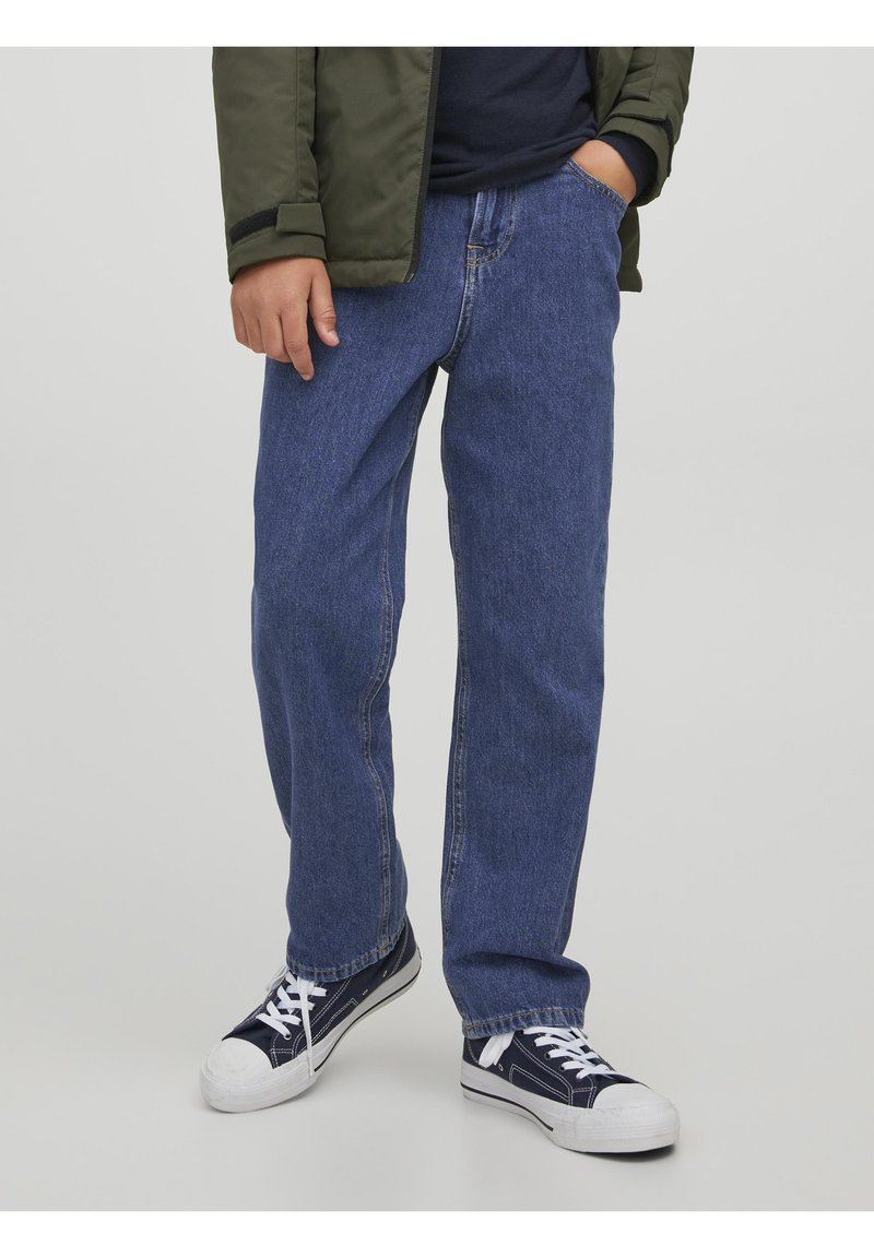 Blå denimjeans med et lige ben fit, der har synlige syninger og et klassisk fem-lomme design. Kombineret med marineblå sneakers.