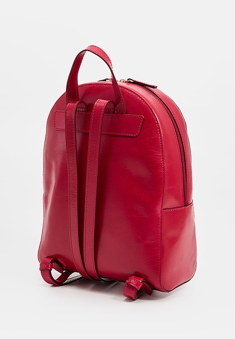 Roter Leder-Rucksack mit runder Form, doppelten Schultergurten und einem oberen Griff. Verfügt über einen Reißverschluss und eine minimalistische Außentasche.