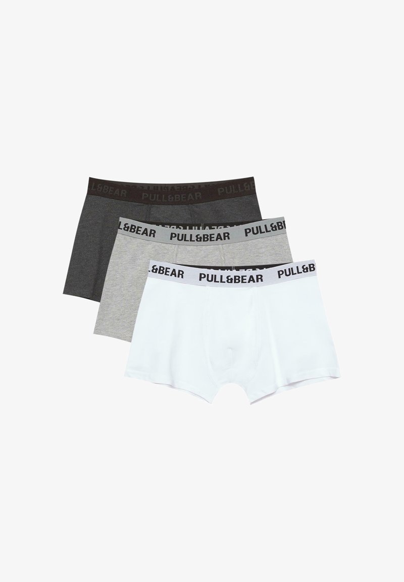 Tre paia di boxer da uomo in nero, grigio e bianco. Ognuno ha una cintura elasticizzata con il logo "PULL&BEAR" in colori a contrasto.