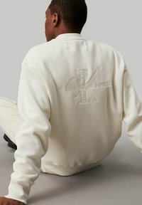 Calvin Klein Jeans MONO APPLIQUE   - Giubbotto Bomber - ivory