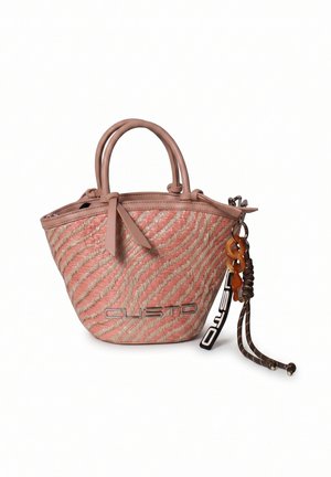 Piccola borsa a mano rosa intrecciata con due manici, motivo a righe diagonali, nome del marchio "Custo" e portachiavi decorativo con anelli e cordoncini.