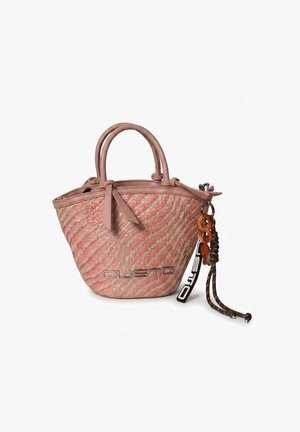 Petit sac à main tissé rose avec deux poignées, motif rayé en diagonale, nom de marque « Custo » et porte-clés décoratif avec anneaux et cordons.
