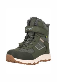 Botte d’hiver verte montante avec doublure en polaire, panneaux en tissu à motifs, fermeture lacets et Velcro, et semelle en caoutchouc marron robuste.