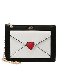 Borsa a busta in bianco e nero con accento a forma di cuore rosso, logo dorato e catena. Realizzata in pelle liscia con bordi a contrasto.