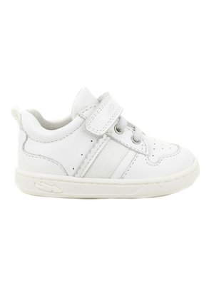 Sneaker bianca per bambino piccolo con cinturino in velcro, lacci elastici, collarino imbottito e dettaglio a forma di fulmine sul lato della suola.