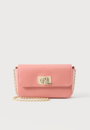 Bolso bandolera de cuero rosa con correa de cadena dorada y cierre rectangular dorado sobre fondo blanco.