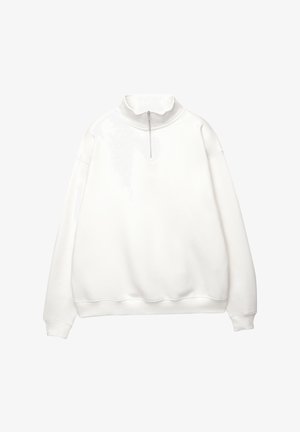 Weißer Pullover mit hohem Kragen, halbem Reißverschluss und überschnittenen Schultern. Glatte Textur mit Rippenbündchen und Saum.