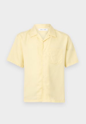 Lichtgele korte mouw blouse met knopen en een borstzak, met een campkraag, getoond tegen een effen witte achtergrond.