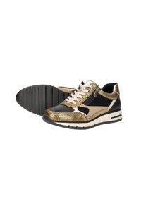 Zwart en gouden sneakers met een gebroken metallic afwerking, witte veters en een ritssluiting. Dikke zwart-wit gestreepte zool en gestructureerde bovenkant.