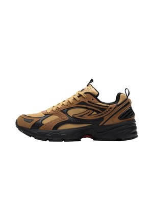 Brune og sorte atletiske sneakers med net og syntetiske overlejringer, tyk sort sål og trækstropper på tunge og hæl.