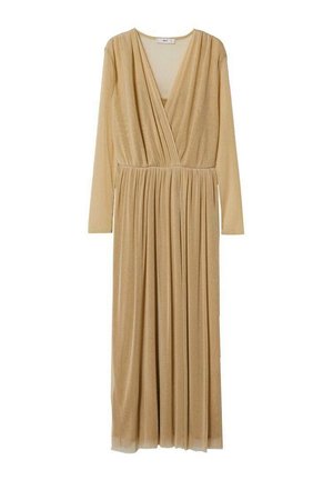 Dlouhé béžové šaty s hlubokým výstřihem do V a dlouhými rukávy; mají plisovanou sukně pro texturu a hladký, lesklý povrch látky.