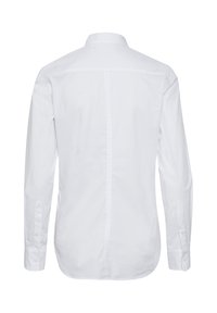 Biała koszula z długim rękawem, standardowym kołnierzykiem, karczkiem z tyłu oraz jednym centralnym szwem. Posiada zapięcia na guziki na mankietach oraz gładką bawełnianą teksturę.