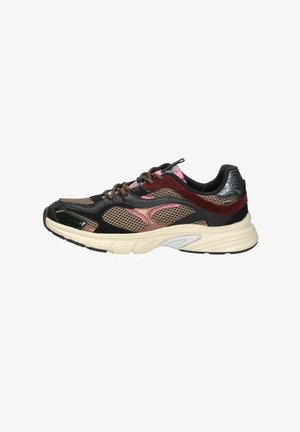 Sneaker met een bovenwerk van mesh in zwart, bruin en bordeauxrood; heeft een dikke crème zool, veters en een gestructureerde achterkant met glanzende accenten.