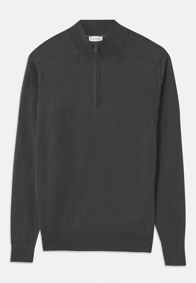 Pulover gri închis cu fermoar la gât, mâneci lungi, tivuri și manșete cu model dintr-un material moale, cu o textură netedă.