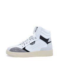 Zapatillas altas de cuero blanco con acentos de ante gris y negro. Cuentan con un diseño perforado, marca negra y una suela de goma color crema.