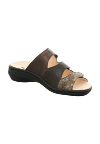 Rutschen-Sandale mit drei sich überlappenden Riemen in Braun und strukturiertem Hellbraun. Leichte Sohle mit leichtem Absatz. Glatte Lederoberfläche.