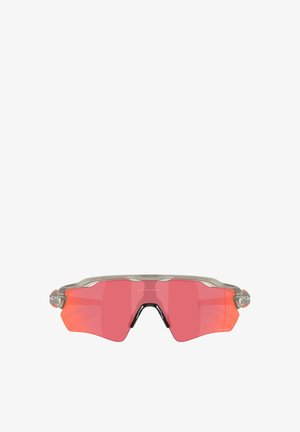 Occhiali da sole sportivi con una montatura leggera e trasparente e grandi lenti color rosso. Presentano fianchi sottili e un design con ponte aperto.