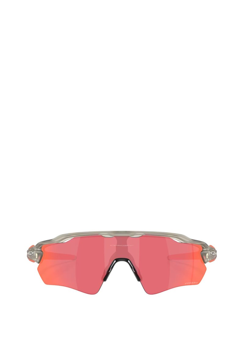 Occhiali da sole sportivi con una montatura leggera e trasparente e grandi lenti color rosso. Presentano fianchi sottili e un design con ponte aperto.