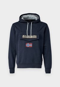 Granatowa bluza z kapturem, z szarym podszyciem, posiadająca kieszeń z przodu oznaczoną napisem "Napapijri Geographic" oraz łatą z norweską flagą poniżej.