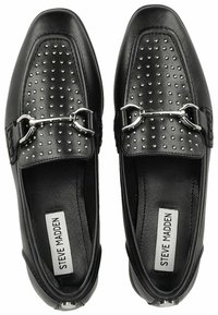 Sorte loafers med sølvnitter og en dekorativ metalspænde. Fremstillet af glat læder med rund tå og slip-on design.