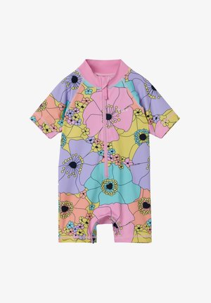 Multikleurige korte wetsuit met bloemenpatronen in roze, paars en geel; heeft een ritssluiting aan de voorkant en is gemaakt van elastisch materiaal.