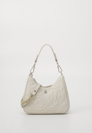 Quilted creme taske med en buet silhuet, der har en aftagelig kædestrop, metalhardware og et logodetalje på forsiden.