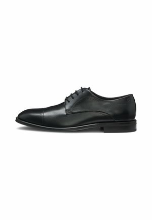 Schwarzer Herrenschuh aus Leder mit Schnürung und leichtem Absatz, mit Kappenteil und dezenten perforierten Details.