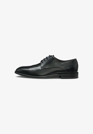 Zwarte leren herenschoenen met veters en lage hak, voorzien van een kapneus en subtiele geperforeerde details.