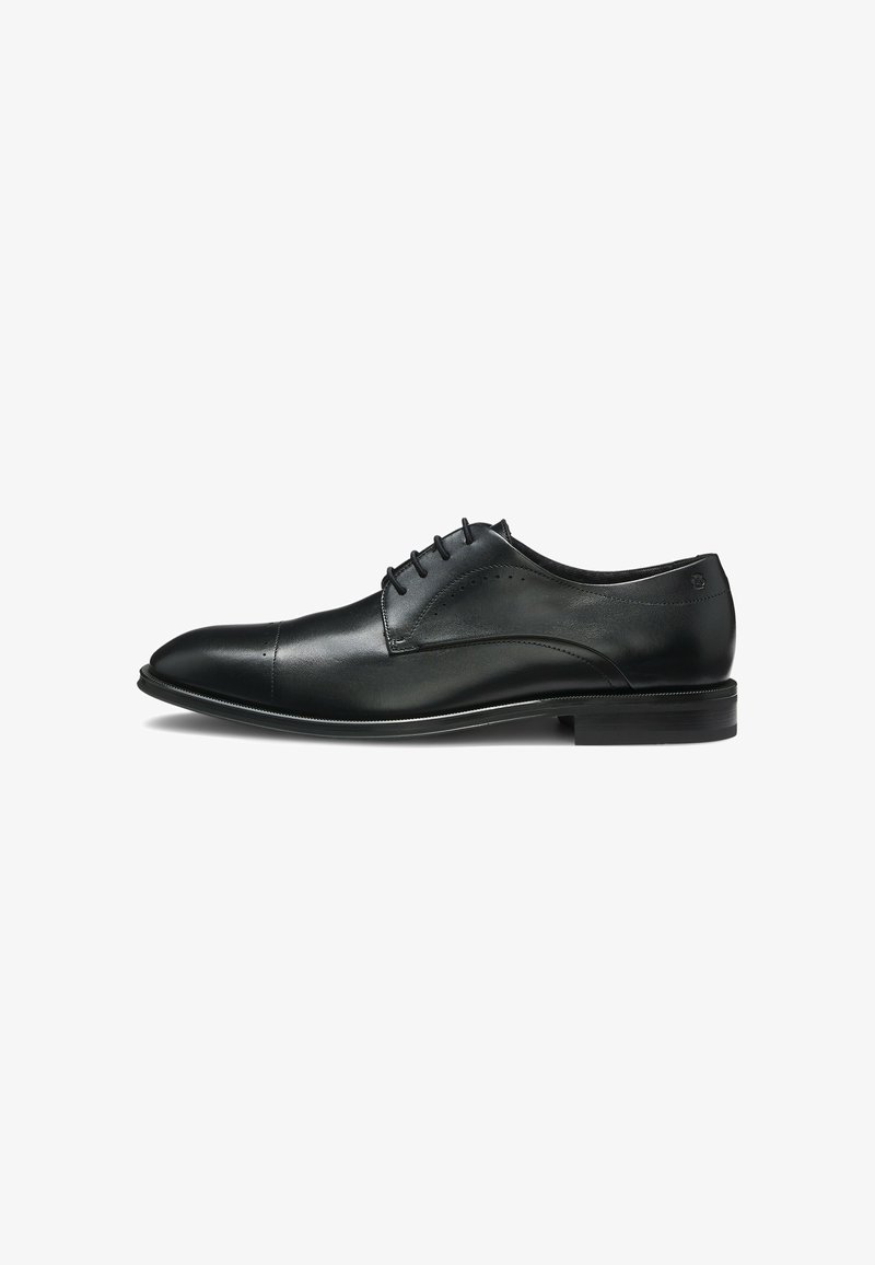 Chaussure habillée pour homme en cuir noir avec lacets et petit talon, dotée d’un bout droit et de détails perforés discrets.