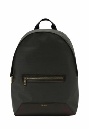 Schwarzer, stromlinienförmiger Rucksack mit einer vorderen Reißverschlusstasche, goldenen Reißverschluss-Zippern, einem oberen Griff und dem "REISS"-Logo unten in der Mitte.