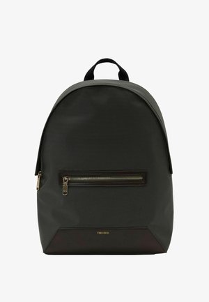 Schwarzer, stromlinienförmiger Rucksack mit einer vorderen Reißverschlusstasche, goldenen Reißverschluss-Zippern, einem oberen Griff und dem "REISS"-Logo unten in der Mitte.
