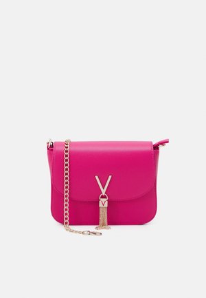 Borsa a tracolla fucsia in materiale testurizzato con chiusura a patta, tracolla a catena e dettaglio in metallo a forma di V argentato con un pendente.