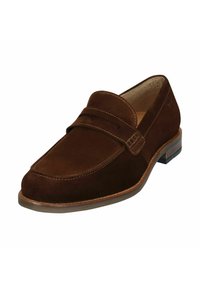Braune Wildleder-Loafer mit einer glatten Textur, ausgestattet mit einem dekorativen vorderen Riemen und einem niedrigen Holzabsatz mit einem kontrastierenden Akzent.